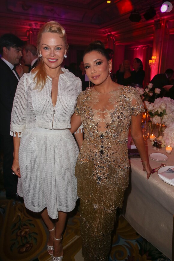 Exclusif - Prix Spécial - No Web No Blog - Pamela Anderson et Eva Longoria, présidente d'honneur de l’événement, était vêtue d’une création Marchesa, parée de bijoux Messika (partenaire officiel) et délicatement parfumée par "Accord 119", senteurs de la Maison Caron (partenaire officiel), lors de la 8ème édition du dîner du Global Gift Gala à l’hôtel Four Seasons George V à Paris, France, le 16 mai 2017. P. Anderson a reçu The Global Gift Philantropist Award, O. Collins a reçu The Global Gift Philantropist Award et V. Messika a reçu The Global Gift Philanthropreneur Award. Cet événement est soutenu par les bijoux MESSIKA et les Parfums CARON, tous deux partenaires officiels. © Dominique Jacovides/Bestimage Exclusive - For Germany Call For Price - No Web No Blog - Celebs during the dinner at the 8th edition of Global Gift Gala held at the Four Seasons George V hotel in Paris, France, on May 16, 2017.16/05/2017 - Paris