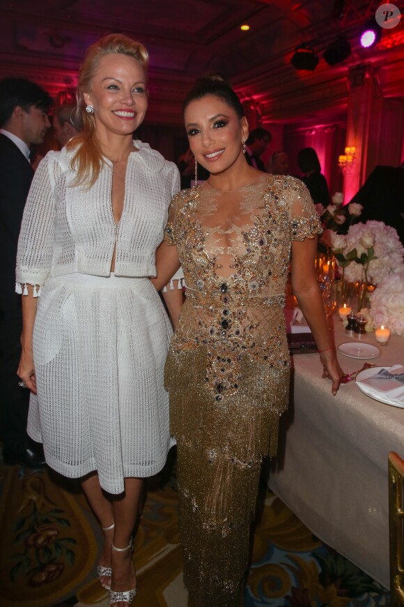 Exclusif - Prix Spécial - No Web No Blog - Pamela Anderson et Eva Longoria, présidente d'honneur de l’événement, était vêtue d’une création Marchesa, parée de bijoux Messika (partenaire officiel) et délicatement parfumée par "Accord 119", senteurs de la Maison Caron (partenaire officiel), lors de la 8ème édition du dîner du Global Gift Gala à l’hôtel Four Seasons George V à Paris, France, le 16 mai 2017. P. Anderson a reçu The Global Gift Philantropist Award, O. Collins a reçu The Global Gift Philantropist Award et V. Messika a reçu The Global Gift Philanthropreneur Award. Cet événement est soutenu par les bijoux MESSIKA et les Parfums CARON, tous deux partenaires officiels. © Dominique Jacovides/Bestimage Exclusive - For Germany Call For Price - No Web No Blog - Celebs during the dinner at the 8th edition of Global Gift Gala held at the Four Seasons George V hotel in Paris, France, on May 16, 2017.16/05/2017 - Paris