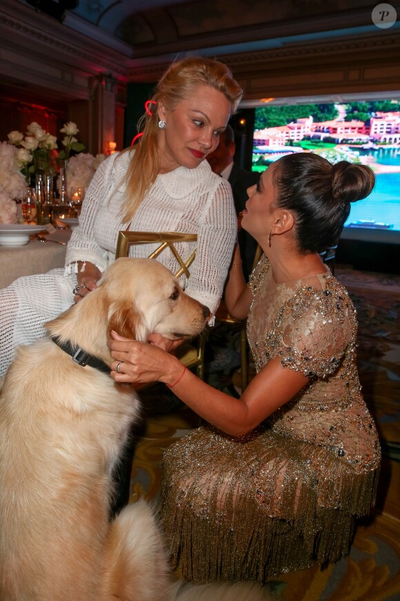 Exclusif - Prix Spécial - No Web No Blog - Pamela Anderson, son chien Zoubisoubisou et Eva Longoria, présidente d'honneur de l’événement, était vêtue d’une création Marchesa, parée de bijoux Messika (partenaire officiel) et délicatement parfumée par "Accord 119", senteurs de la Maison Caron (partenaire officiel), lors de la 8ème édition du dîner du Global Gift Gala à l’hôtel Four Seasons George V à Paris, France, le 16 mai 2017. P. Anderson a reçu The Global Gift Philantropist Award, O. Collins a reçu The Global Gift Philantropist Award et V. Messika a reçu The Global Gift Philanthropreneur Award. Cet événement est soutenu par les bijoux MESSIKA et les Parfums CARON, tous deux partenaires officiels. © Dominique Jacovides/Bestimage Exclusive - For Germany Call For Price - No Web No Blog - Celebs during the dinner at the 8th edition of Global Gift Gala held at the Four Seasons George V hotel in Paris, France, on May 16, 2017.16/05/2017 - Paris