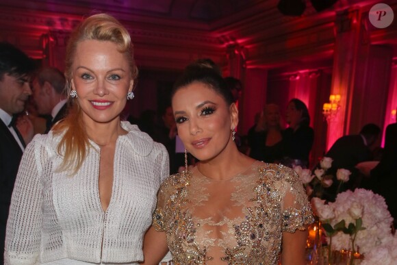Exclusif - Prix Spécial - No Web No Blog - Pamela Anderson et Eva Longoria, présidente d'honneur de l’événement, était vêtue d’une création Marchesa, parée de bijoux Messika (partenaire officiel) et délicatement parfumée par "Accord 119", senteurs de la Maison Caron (partenaire officiel), lors de la 8ème édition du dîner du Global Gift Gala à l’hôtel Four Seasons George V à Paris, France, le 16 mai 2017. P. Anderson a reçu The Global Gift Philantropist Award, O. Collins a reçu The Global Gift Philantropist Award et V. Messika a reçu The Global Gift Philanthropreneur Award. Cet événement est soutenu par les bijoux MESSIKA et les Parfums CARON, tous deux partenaires officiels. © Dominique Jacovides/Bestimage Exclusive - For Germany Call For Price - No Web No Blog - Celebs during the dinner at the 8th edition of Global Gift Gala held at the Four Seasons George V hotel in Paris, France, on May 16, 2017.16/05/2017 - Paris