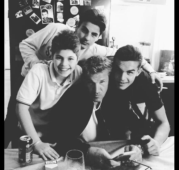 Benjamin Castaldi prend la pose avec ses trois fils : Julien, Simon et Enzo.