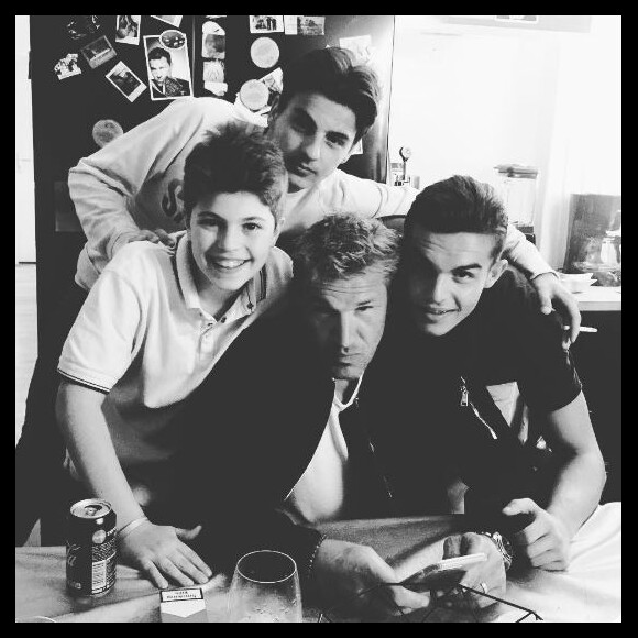 Benjamin Castaldi prend la pose avec ses trois fils : Julien, Simon et Enzo.