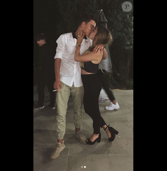 Simon Castaldi est en couple avec une certaine Johanna.