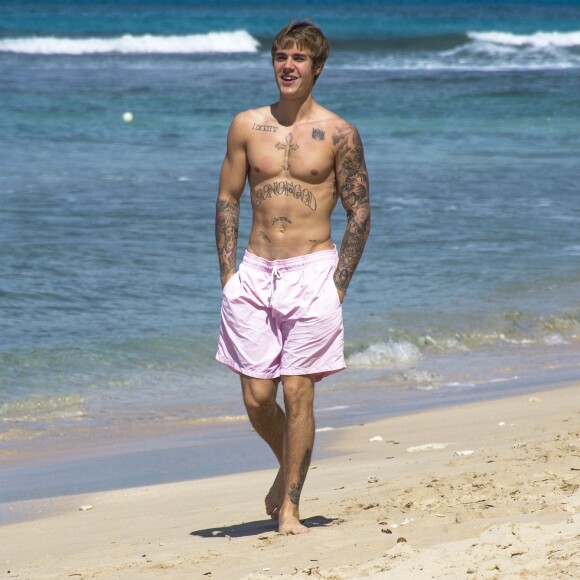 Justin Bieber discute avec des fans lors de ses vacances à La Barbade le 28 décembre 2016.