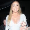 Mariah Carey arrive toute souriante au restaurant Tao à Hollywood, Los Angeles, le 5 mai 2017. Elle porte une robe très près du corps et courte.