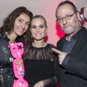 Exclusif - Laeticia Hallyday ("Femme de Coeur 2017" par Clarins pour son engagement humanitaire) entre Jean Reno et sa femme Zofia Borucka - Le Prix Clarins pour l'enfance fête ses 20 ans et récompense sa nouvelle femme de coeur L.Hallyday pour son association La Bonne Étoile à l'hôtel Salomon de Rothschild à Paris, France, le 14 mars 2017.