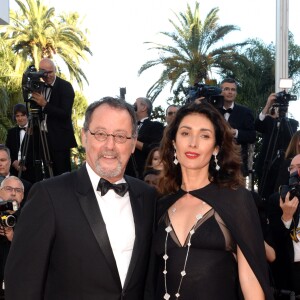 Jean Reno et sa femme Zofia à la montée des marches du film "The Last Face" lors du 69ème Festival International du Film de Cannes le 20 mai 2016.