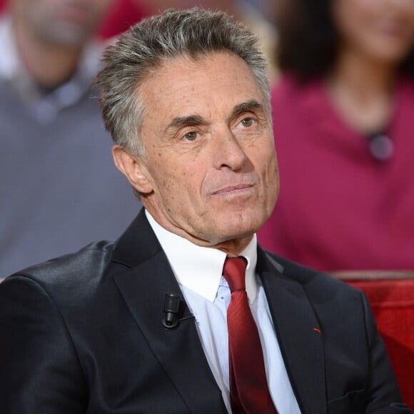 Gérard Holtz - Enregistrement de l'émission "Vivement Dimanche" à Paris le 04 novembre 2015. Coadic Guirec / Bestimage