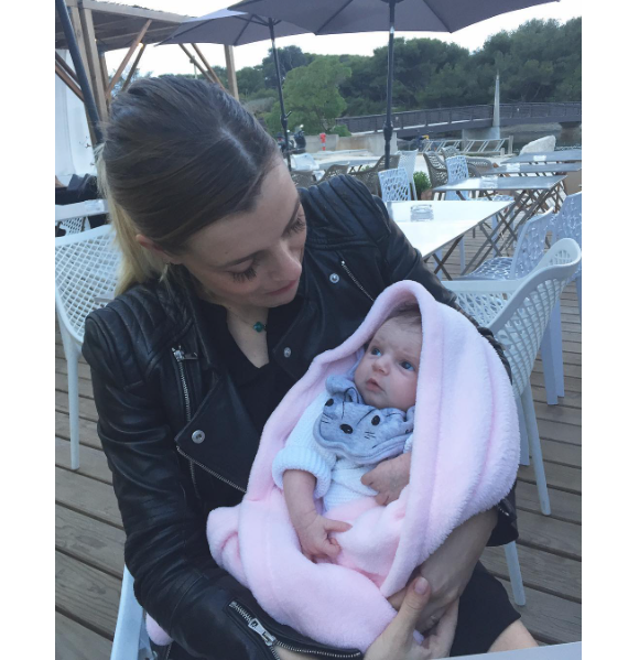 Alexia (SS7) et Louise lors de leur première sortie de famille au restaurant, le 3 juin 2017.
