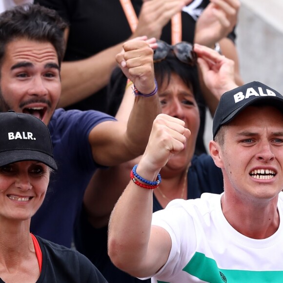 Dragan et Dzenita, les parents de Kristina Mladenovic, et son frère Luka fous de joie dans les tribunes de Roland-Garros à Paris, le 2 juin 2017, lors de sa qualification pour les huitièmes de finale du tournoi. © Jacovides-Moreau/Bestimage