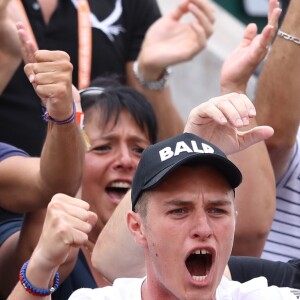 Dragan et Dzenita, les parents de Kristina Mladenovic, et son frère Luka fous de joie dans les tribunes de Roland-Garros à Paris, le 2 juin 2017, lors de sa qualification pour les huitièmes de finale du tournoi. © Jacovides-Moreau/Bestimage