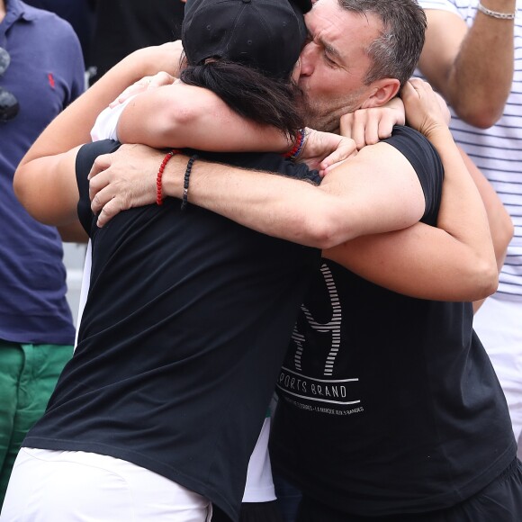 Dragan et Dzenita, les parents de Kristina Mladenovic, fous de bonheur dans les tribunes de Roland-Garros à Paris, le 2 juin 2017, lors de sa qualification pour les huitièmes de finale du tournoi. © Jacovides-Moreau/Bestimage
