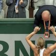 Kristina Mladenovic savoure avec le nouveau président de la FFT Bernard Giudicielli à Roland-Garros à Paris, le 2 juin 2017, lors de sa qualification pour les huitièmes de finale du tournoi après avoir battu Shelby Rogers.