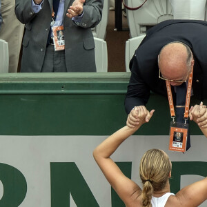 Kristina Mladenovic savoure avec le nouveau président de la FFT Bernard Giudicielli à Roland-Garros à Paris, le 2 juin 2017, lors de sa qualification pour les huitièmes de finale du tournoi après avoir battu Shelby Rogers.
