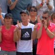  Les parents de Kristina Mladenovic, Dragan et Dzenita, et son frère Luka ont explosé de joie lorsque "Kiki" s'est qualifiée pour les quarts de finale de Roland-Garros le 4 juin 2017 en battant sur le court Suzanne-Lenglen la tenante du titre Garbiñe Muguruza (6-1, 3-6, 6-3). 