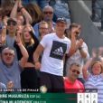  Les parents de Kristina Mladenovic, Dragan et Dzenita, et son frère Luka ont explosé de joie lorsque "Kiki" s'est qualifiée pour les quarts de finale de Roland-Garros le 4 juin 2017 en battant sur le court Suzanne-Lenglen la tenante du titre Garbiñe Muguruza (6-1, 3-6, 6-3). 