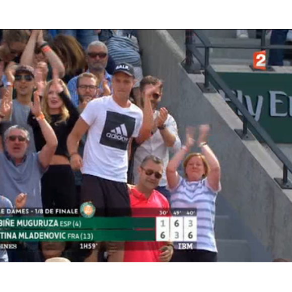 Les parents de Kristina Mladenovic, Dragan et Dzenita, et son frère Luka ont explosé de joie lorsque "Kiki" s'est qualifiée pour les quarts de finale de Roland-Garros le 4 juin 2017 en battant sur le court Suzanne-Lenglen la tenante du titre Garbiñe Muguruza (6-1, 3-6, 6-3).