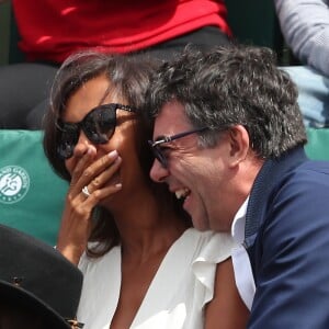 Karine Lemarchand et Stéphane Plaza rient aux éclats dans les tribunes lors des internationaux de France de Roland-Garros à Paris, le 4 juin 2017. © Dominique Jacovides-Cyril Moreau/Bestimage