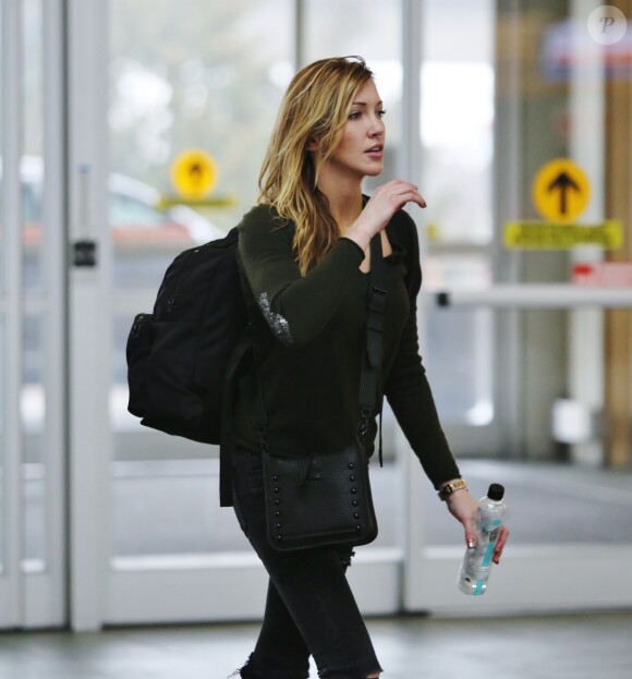 Exclusif - Katie Cassidy et un ami arrivent à l'aéroport de Vancouver, le 16 février 2017.