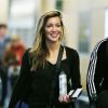 Exclusif - Katie Cassidy et un ami arrivent à l'aéroport de Vancouver, le 16 février 2017.