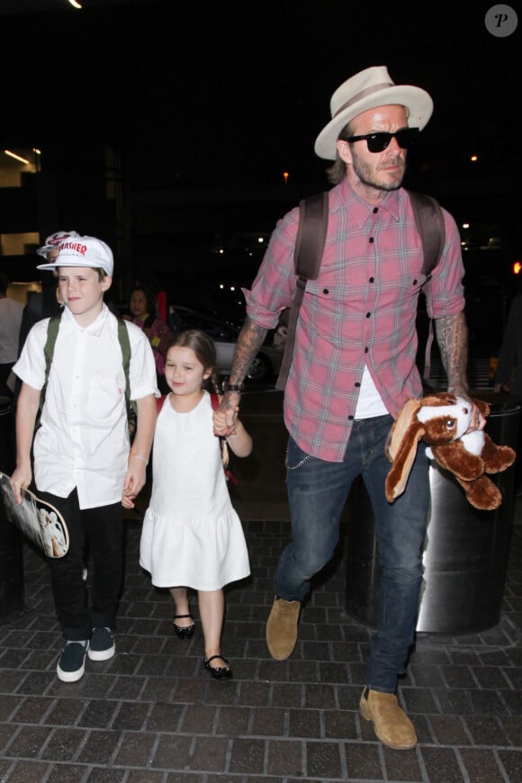 David Beckham arrive avec ses enfants Brooklyn, Romeo, Cruz et Harper Beckham à l'aéroport de LAX à Los Angeles, le 17 avril 2017