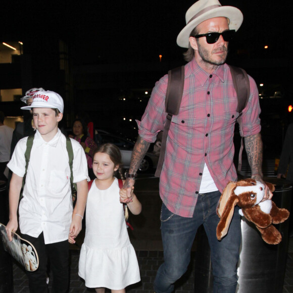 David Beckham arrive avec ses enfants Brooklyn, Romeo, Cruz et Harper Beckham à l'aéroport de LAX à Los Angeles, le 17 avril 2017