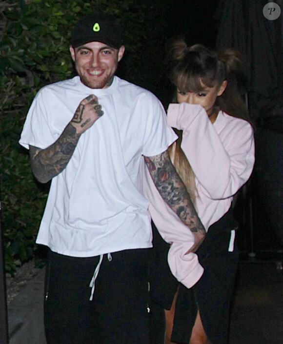 Exclusif - Ariana Grande et le rappeur Mac Miller roucoulent d'amour lors d’une sortie en couple à Los Angeles. Ariana porte une attelle à la cheville gauche et des claquettes en fourrure rose. Le 1er septembre 2016