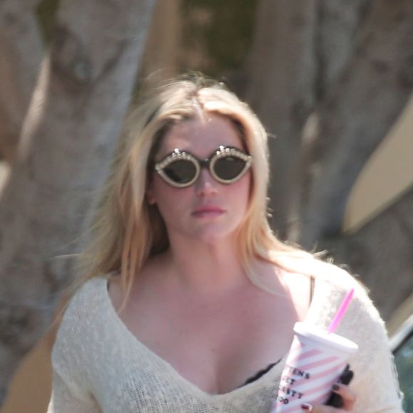 Exclusif - La chanteuse Kesha se rend dans un salon à West Hollywood. Le 20 avril 2017 © CPA / Bestimage