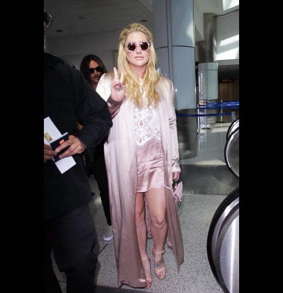 Kesha et son compagnon Brad Ashenfelter arrivent à l'aéroport de LAX à Los Angeles, le 29 mars 2017