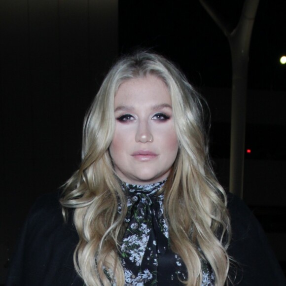 Kesha arrive à l'aéroport de LAX à Los Angeles, le 22 mars 2017