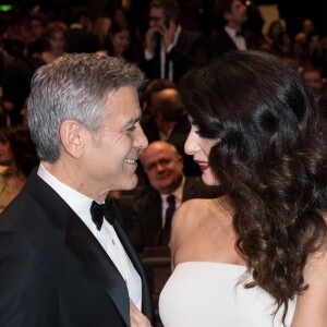 George Clooney (montre Omega) et sa femme Amal Alamuddin clooney (enceinte) très complice lors de la 42e cérémonie des César à la salle Pleyel à Paris le 24 février 2017. © Olivier Borde / Dominique Jacovides / Bestimage