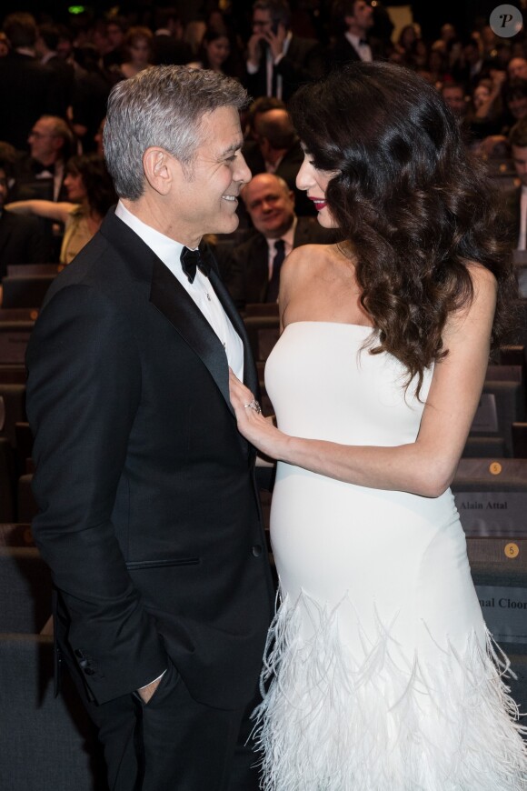 George Clooney (montre Omega) et sa femme Amal Alamuddin clooney (enceinte) très complice lors de la 42e cérémonie des César à la salle Pleyel à Paris le 24 février 2017. © Olivier Borde / Dominique Jacovides / Bestimage