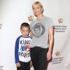 Jaime Pressly et son fils Dezi James Calvo à la 26ème soirée caritative «The Elizabeth Glaser Pediatric AIDS» à Los Angeles, le 25 octobre 2015 © CPA/Bestimage