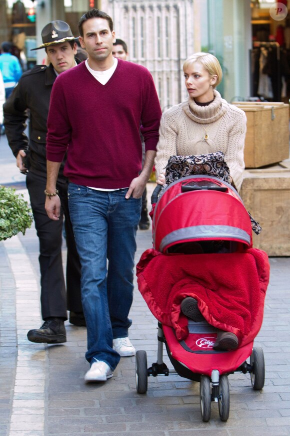 Jaime Pressly fait du shopping à The Grove avec son mari Simran Singh, et leur fils Dezi James le 23 décembre 2009