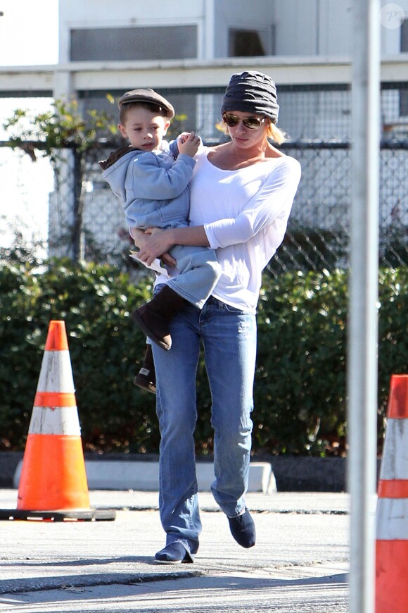 Jaime Pressly et son fils Dezi dans les rues de Los Angeles, le 25 janvier 2011