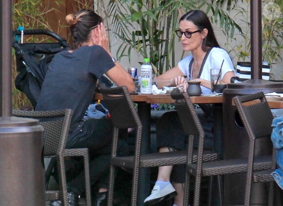 Exclusif - Demi Moore est allée déjeuner avec une amie à The Grove à Hollywood, le 27 avril 2017