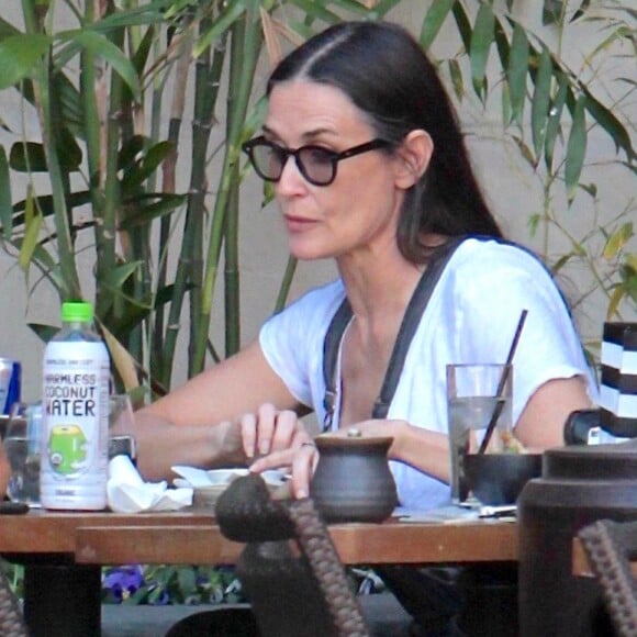 Exclusif - Demi Moore est allée déjeuner avec une amie à The Grove à Hollywood, le 27 avril 2017