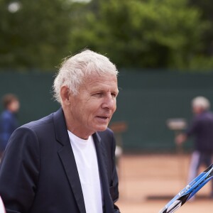Patrick Poivre d'Arvor et Jean-Michel Apathie lors de la deuxième journée du Trophée des Personnalités de Roland-Garros le 7 juin 2017.