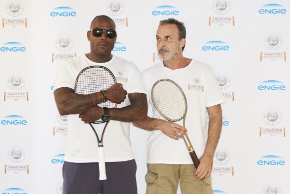 Sylvain Wiltord et Pascal Sellem lors de la deuxième journée du Trophée des Personnalités de Roland-Garros le 7 juin 2017.