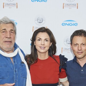 Jean-Pierre Castaldi, Caroline Barclay et Marc-Olivier Fogiel lors de la troisième journée du Trophée des Personnalités de Roland-Garros le 8 juin 2017.