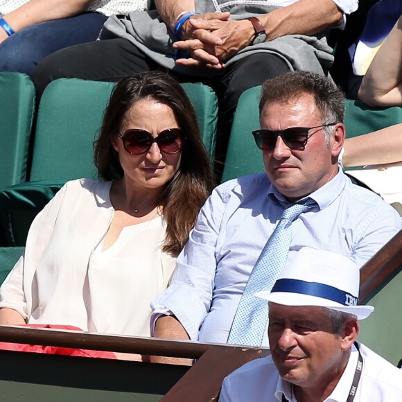 Pierre Sled et sa compagne dans les tribunes des Internationaux de Tennis de Roland Garros à Paris le 8 juin 2017 © Cyril Moreau-Dominique Jacovides/Bestimage