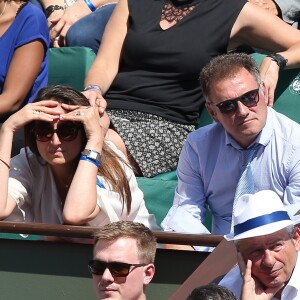 Pierre Sled et sa compagne dans les tribunes des Internationaux de Tennis de Roland Garros à Paris le 8 juin 2017 © Cyril Moreau-Dominique Jacovides/Bestimage