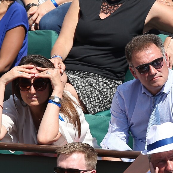 Pierre Sled et sa compagne dans les tribunes des Internationaux de Tennis de Roland Garros à Paris le 8 juin 2017 © Cyril Moreau-Dominique Jacovides/Bestimage