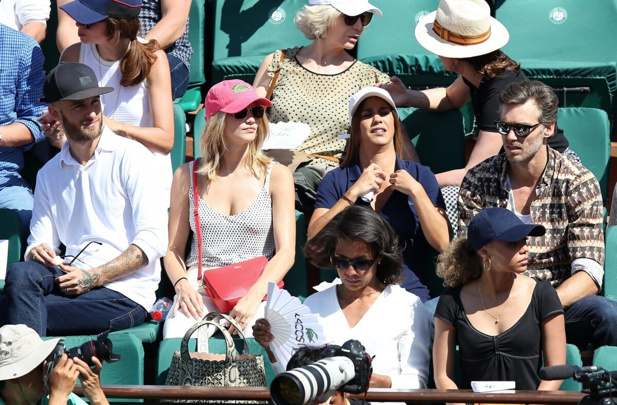 Photo : Margot Bancilhon et son compagnon, Alice Belaïdi et son compagnon  Gianni Giardinelli dans les tribunes des Internationaux de Tennis de Roland  Garros à Paris le 8 juin 2017 © Cyril