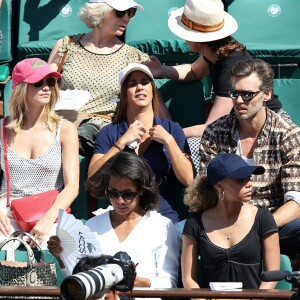 Margot Bancilhon et son compagnon, Alice Belaïdi et son compagnon Gianni Giardinelli dans les tribunes des Internationaux de Tennis de Roland Garros à Paris le 8 juin 2017 © Cyril Moreau-Dominique Jacovides/Bestimage