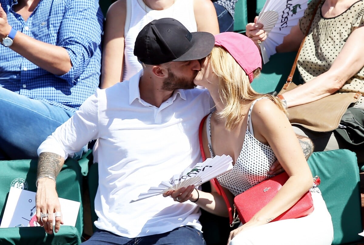 Photo : Margot Bancilhon et son compagnon dans les tribunes des  Internationaux de Tennis de Roland Garros à Paris le 8 juin 2017 © Cyril  Moreau-Dominique Jacovides/Bestimage - Purepeople