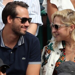 Marilou Berry avec son compagnon - Les célébrités dans les tribunes lors des internationaux de France de Roland-Garros à Paris, le 4 juin 2017. © Dominique Jacovides-Cyril Moreau/Bestimage