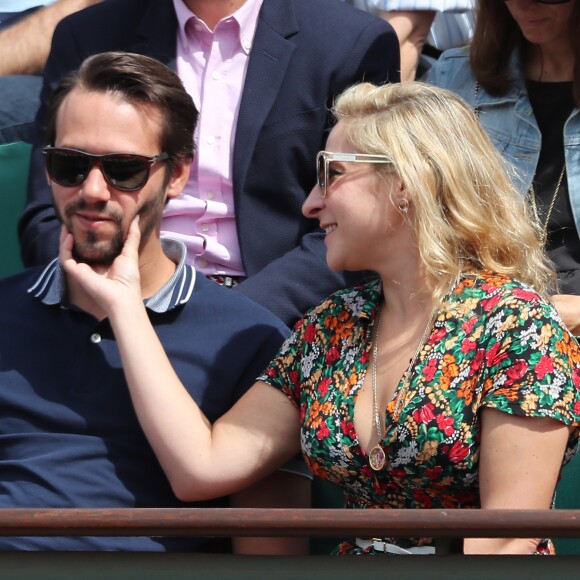 Marilou Berry et son compagnon - Les célébrités dans les tribunes lors des internationaux de France de Roland-Garros à Paris, le 4 juin 2017. © Dominique Jacovides-Cyril Moreau/Bestimage