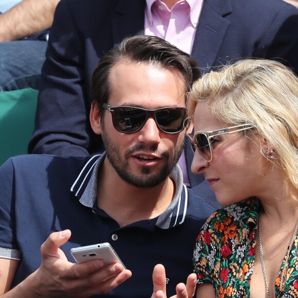 Marilou Berry et son compagnon - Les célébrités dans les tribunes lors des internationaux de France de Roland-Garros à Paris, le 4 juin 2017. © Dominique Jacovides-Cyril Moreau/Bestimage