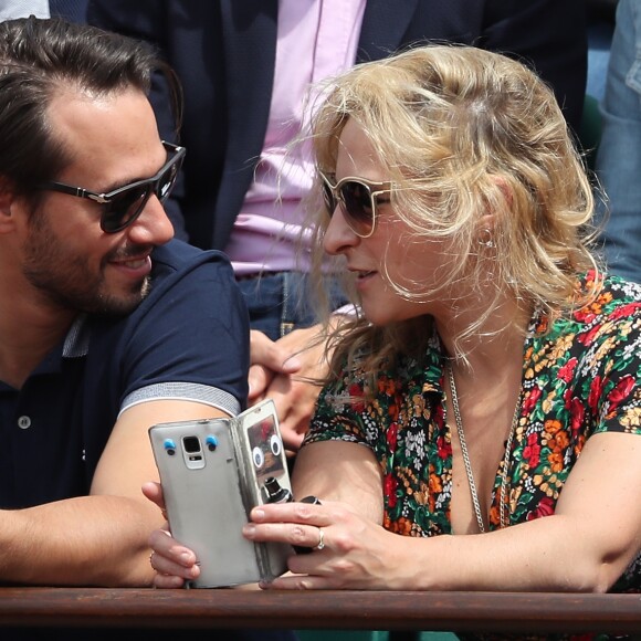 Marilou Berry et son compagnon - Les célébrités dans les tribunes lors des internationaux de France de Roland-Garros à Paris, le 4 juin 2017. © Dominique Jacovides-Cyril Moreau/Bestimage
